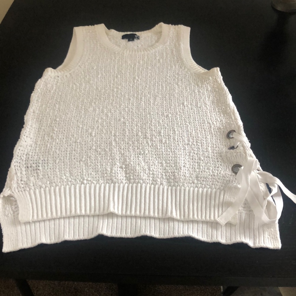 Sleeveless top.White